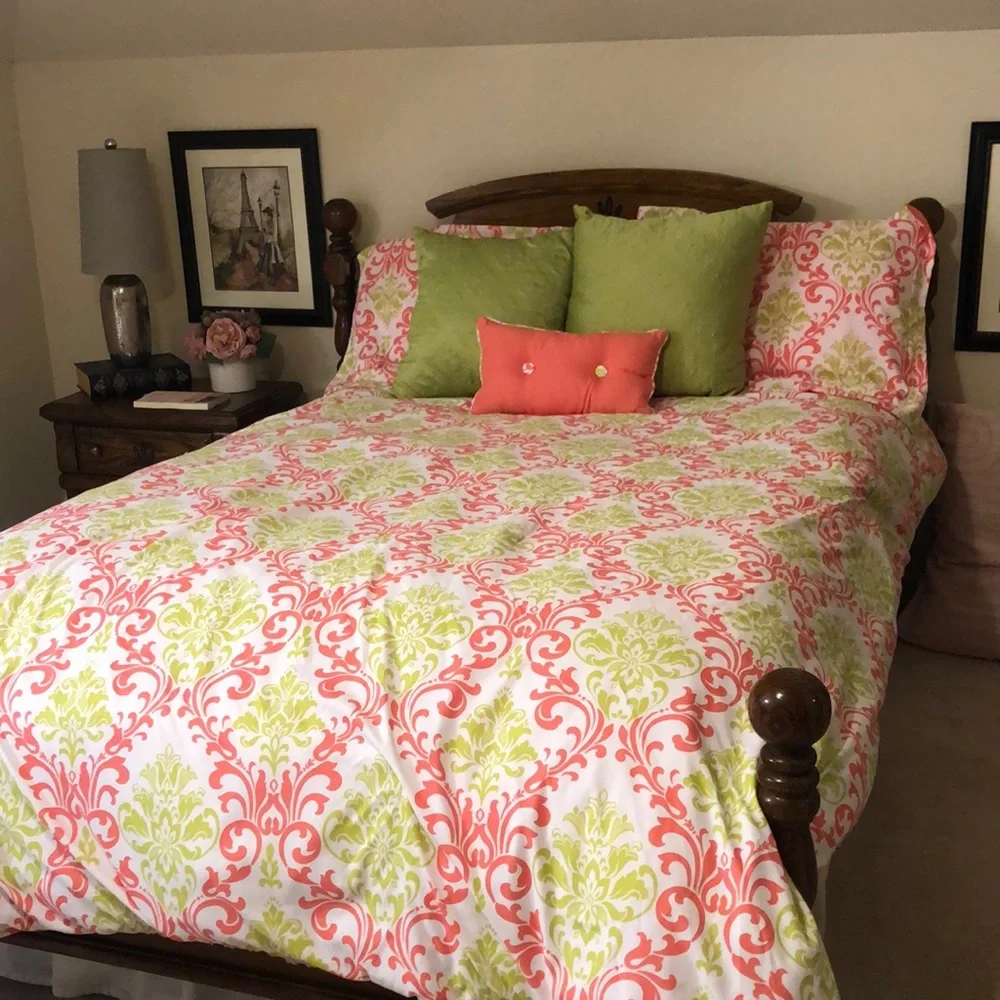 4 piece full size comforter set! EXCLUDES 2 GREEN PILLOWS! Len. 86 1/2” w 81”